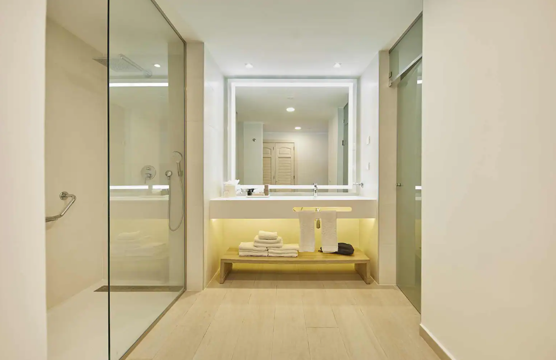 bahia-principe-luxury-ambar-bathrooms