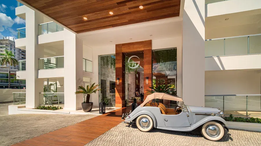 S Hotel Entry