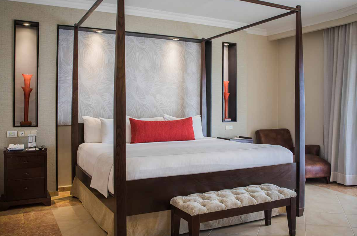 majestic-colonial-elegance-club-suite-outdoor-jacuzzi-2
