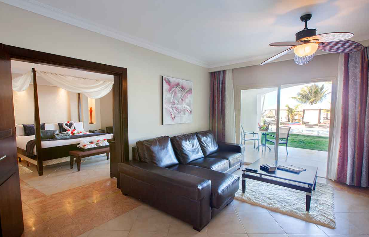 majestic-colonial-elegance-club-suite-swim-up-outdoor-jacuzzi-2