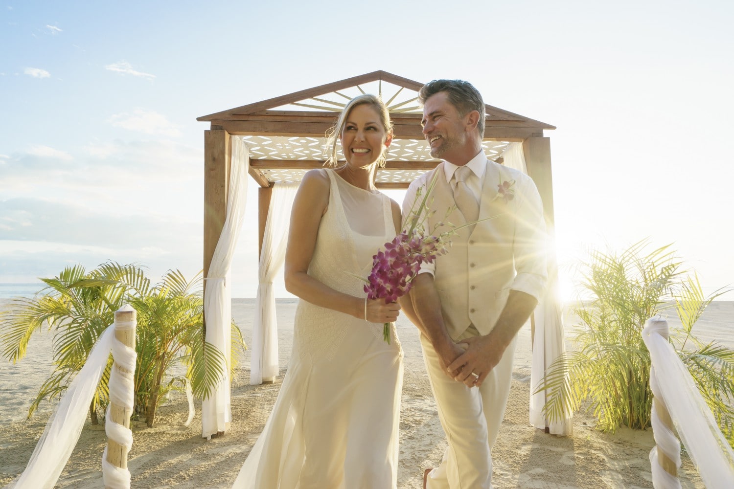 couples_weddingssweptaway-10-5e5840a89c564-1500x1000
