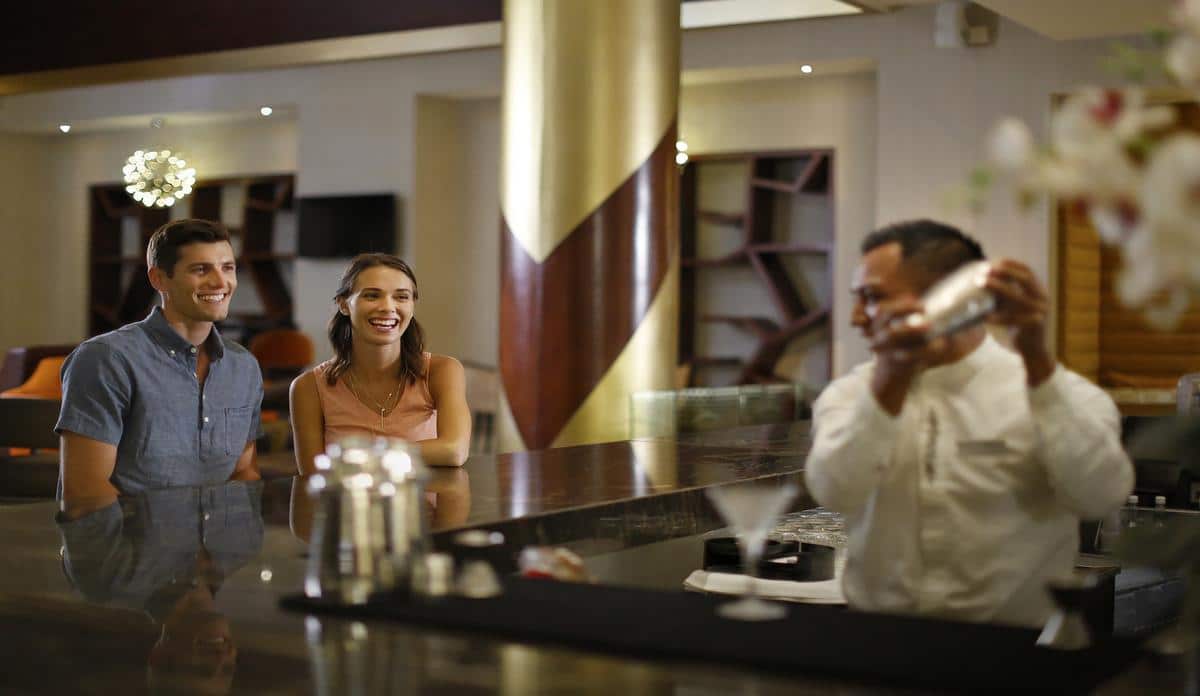 couple-at-lobby-bar-2