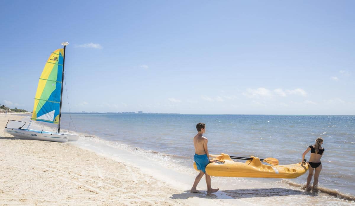 grand-moon-palace-beach-boat