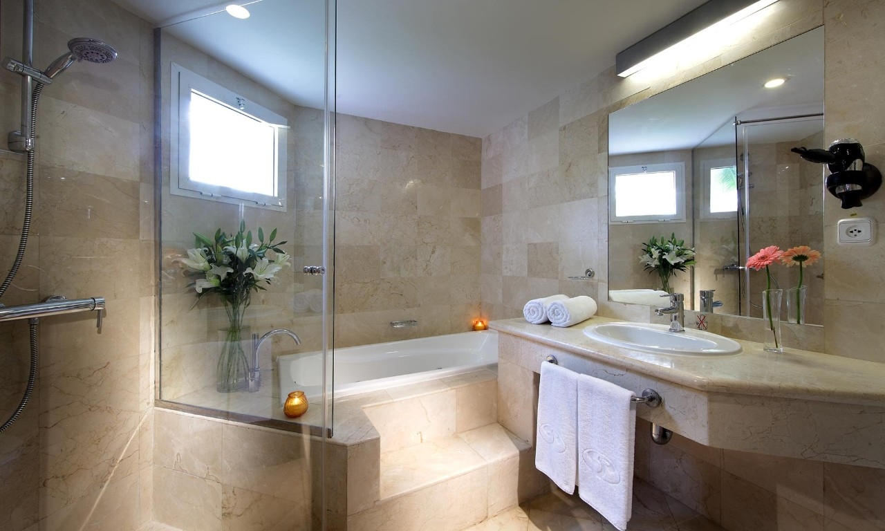 grand-palladium-bavaro-bathroom-suites