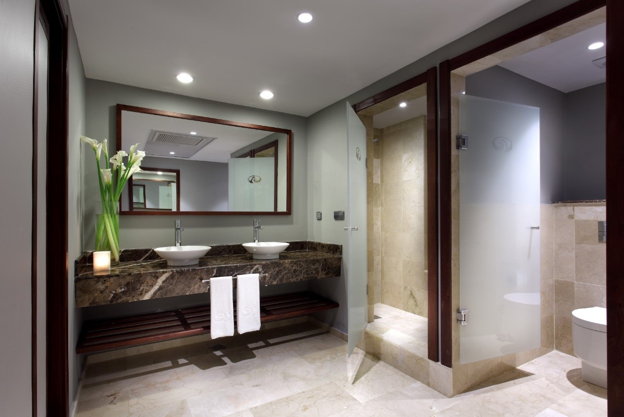 grand-palladium-bavaro-bathroom