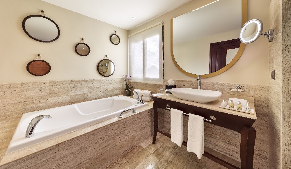grand-palladium-white-sand-bath