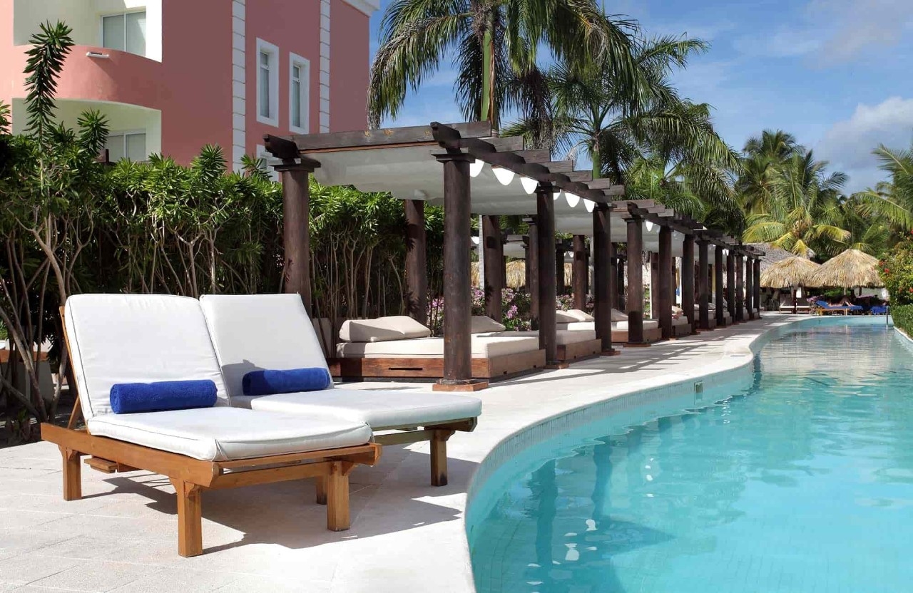 trs-turquesa-all-inclusive-bali-beds-poolside