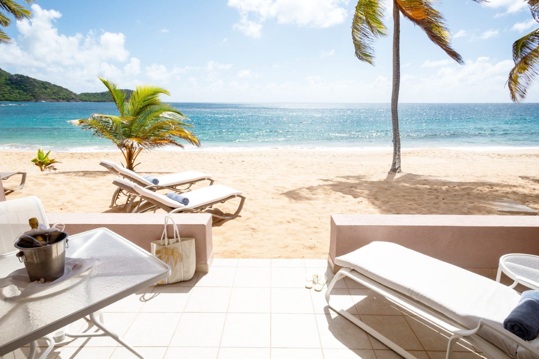 curtain-bluff-curtain-bluff-4-junior-suite-beachfront-lower-level-terrace