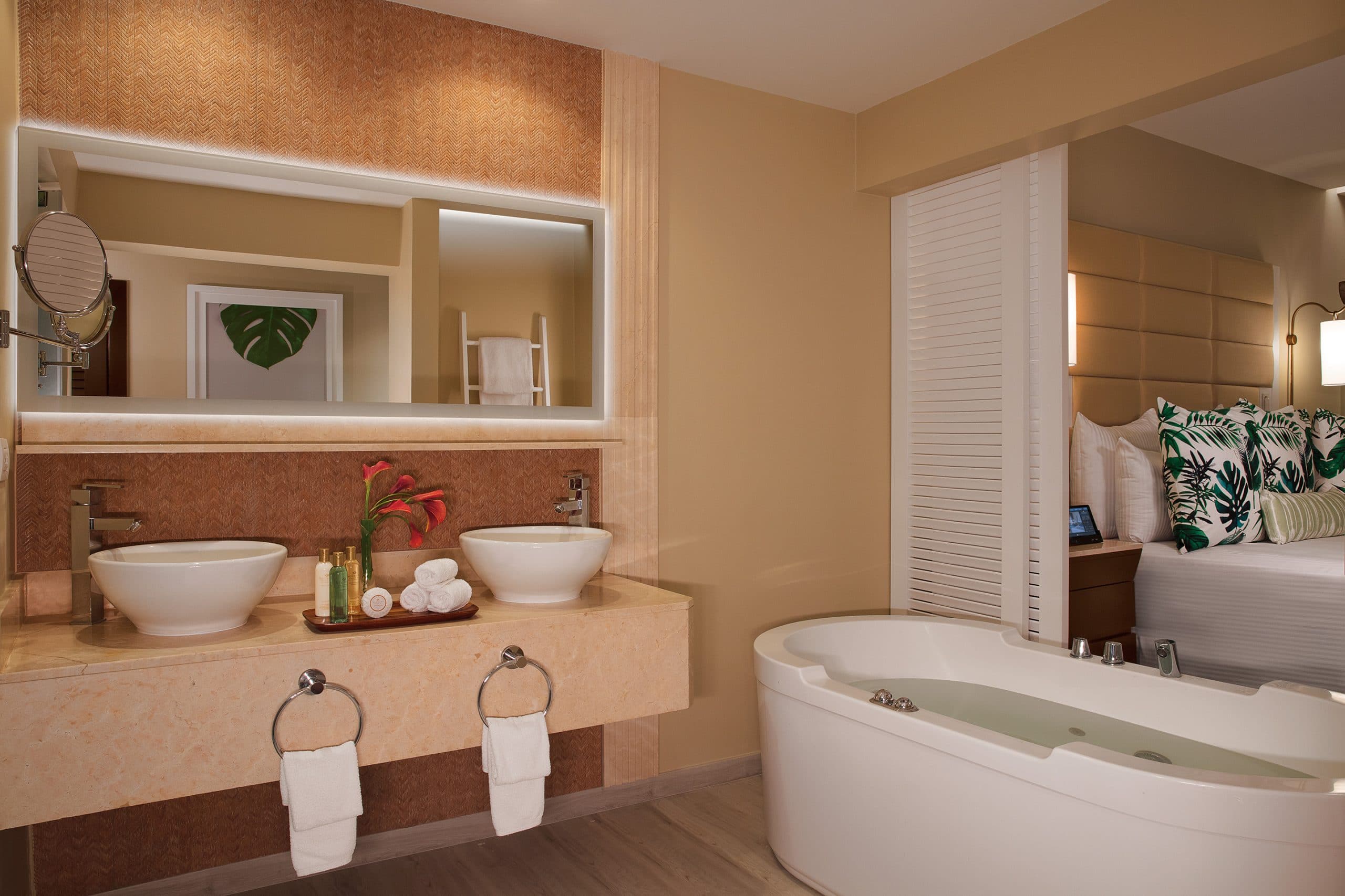 secrets-wild-orchid-junior-suite-bath