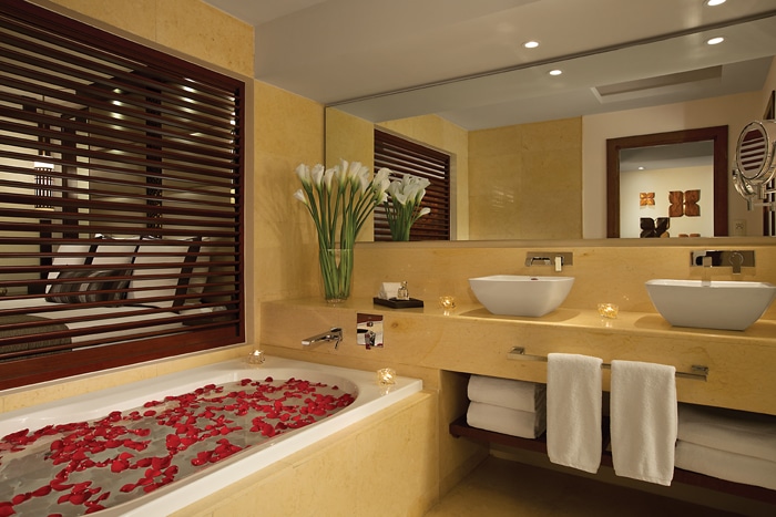 secrets-playa-mujeres-bathroom