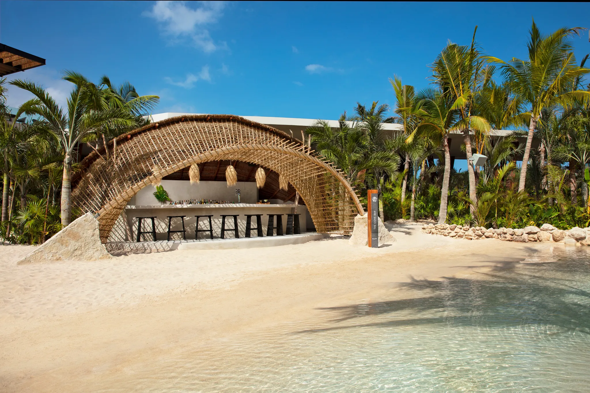 secrets-moxche-beach-bar-honeymoonsinc