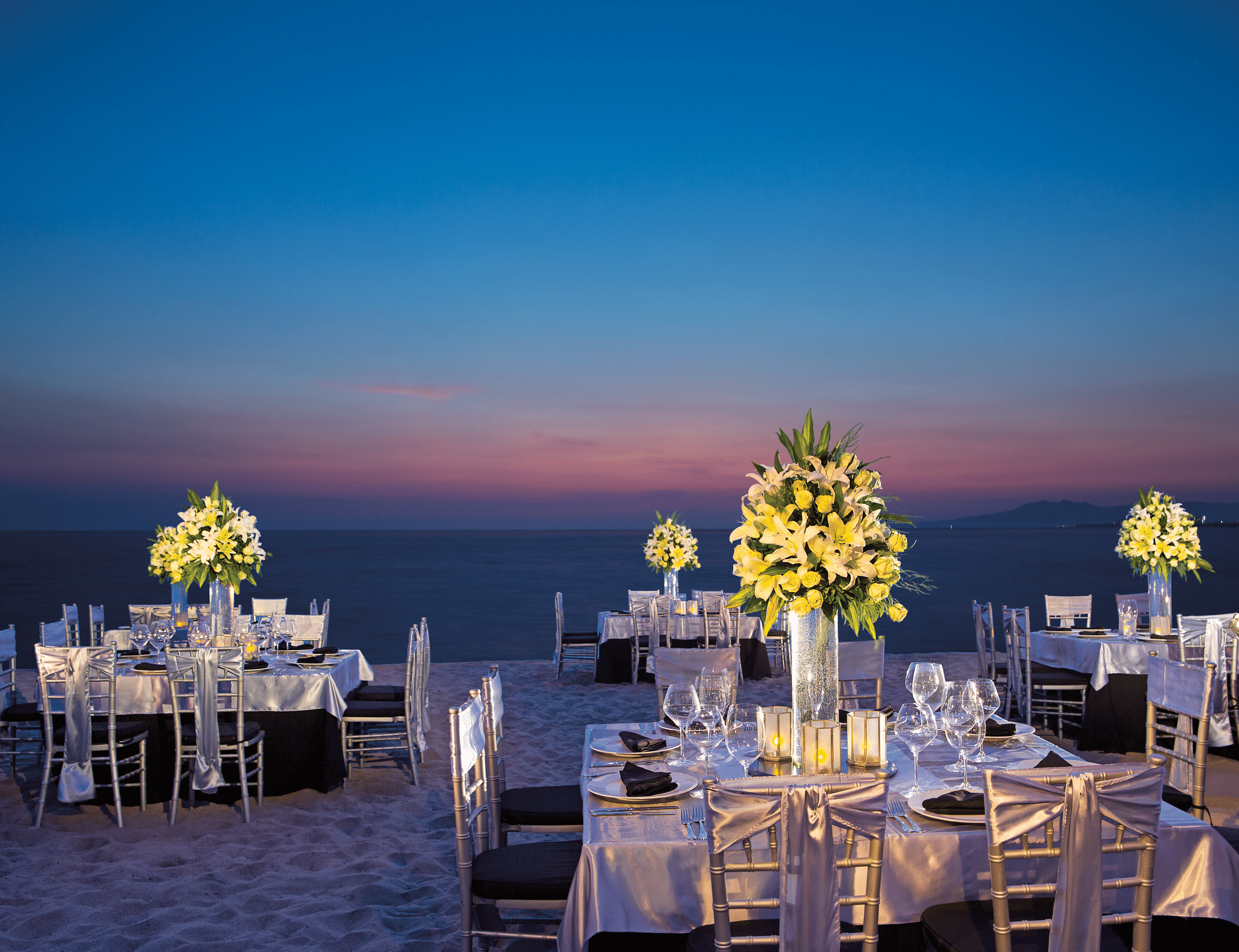 dreams-vallarta-bay-drvpv-grp-galadinnerbeach-2-cb
