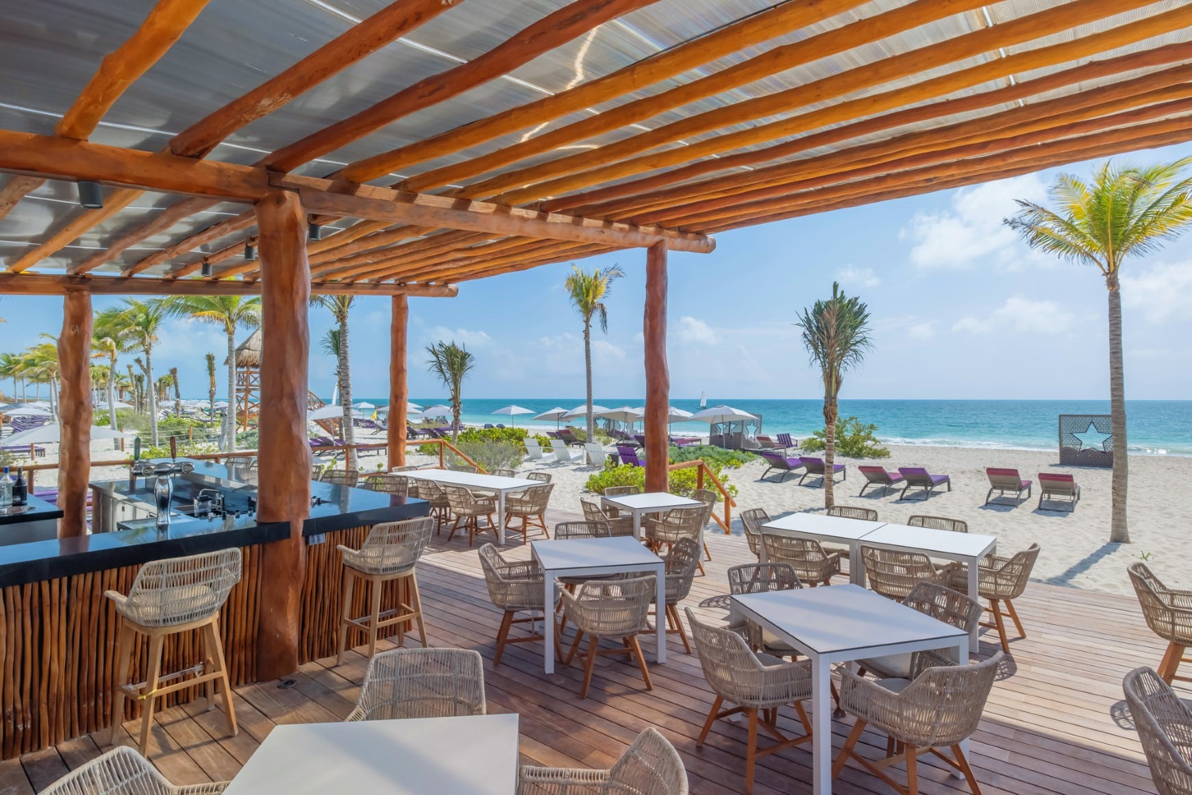 planet-hollywood-cancun-adult-scene-beach-bar