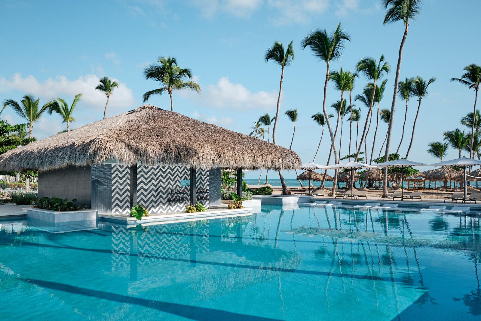 finest-punta-cana-aqua-bar