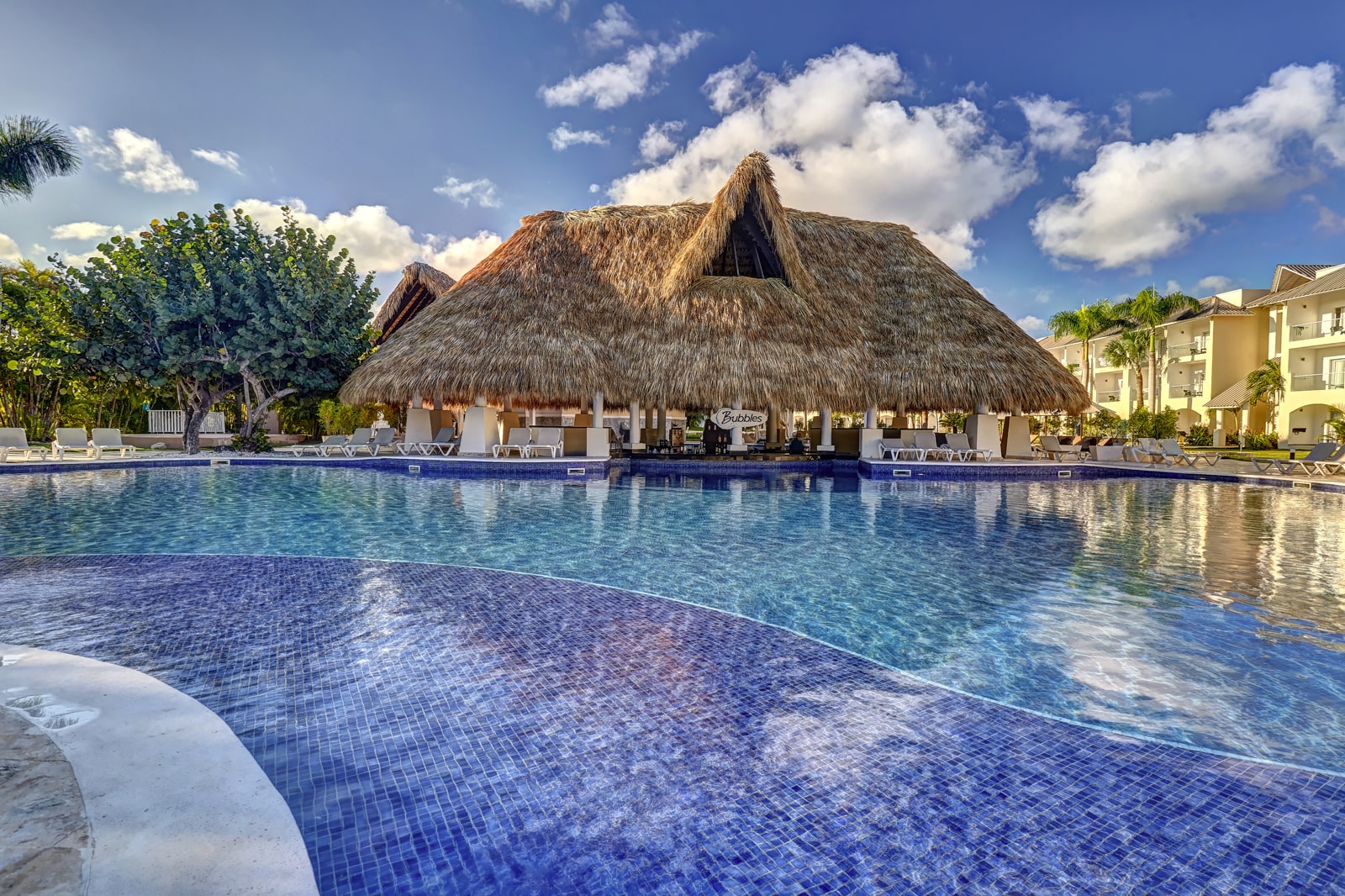 bubbles-pool-bar-royalton-splash-punta-cana