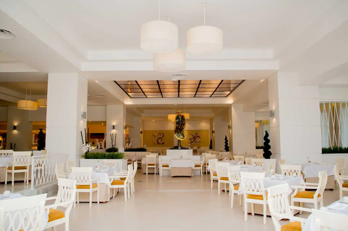 luxury-bahiaprincipe-runaway-bay-dining
